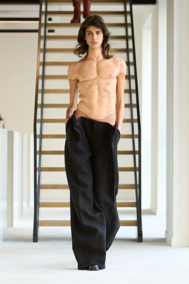 女模穿男性肌肉乳胶衣男模穿女性义乳乳胶衣设计师到在底搞什么？